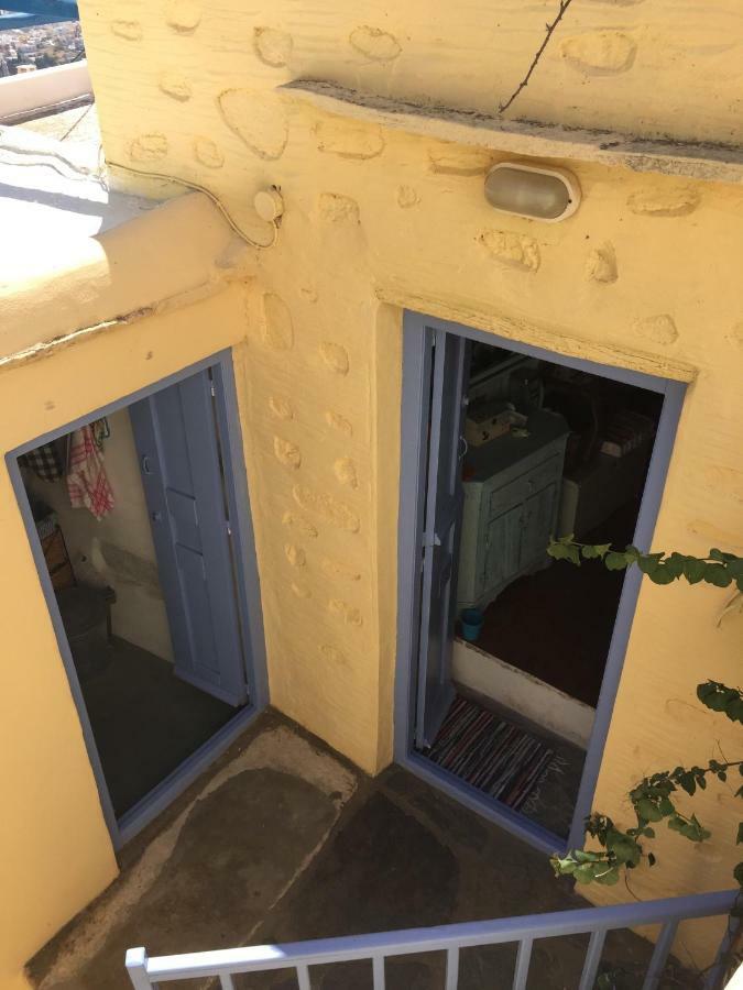 Traditional Medieval Stone House In "Ano Syros" Exterior foto