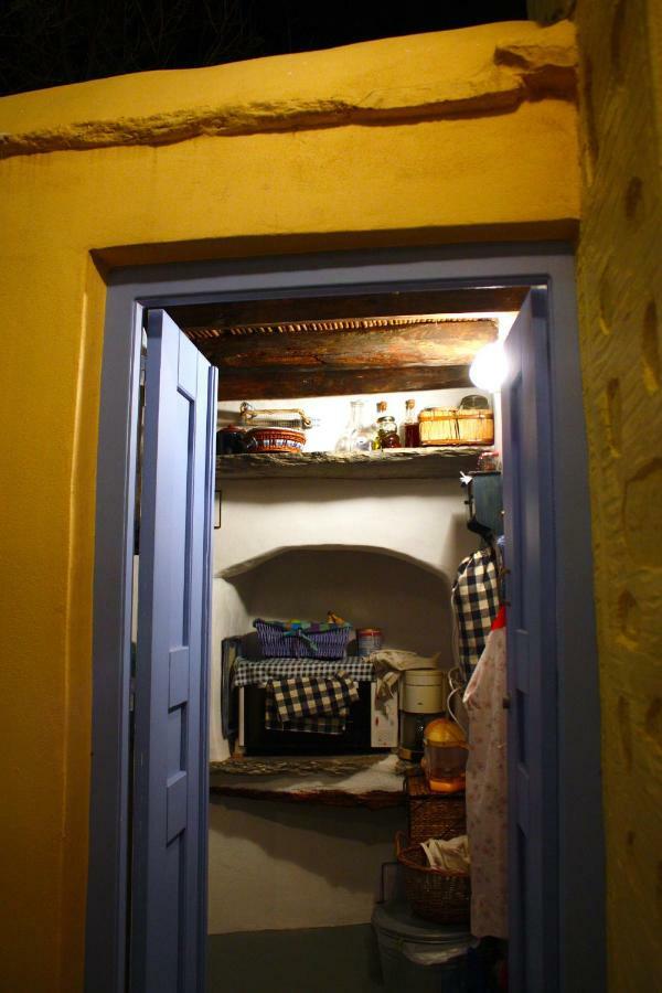Traditional Medieval Stone House In "Ano Syros" Exterior foto